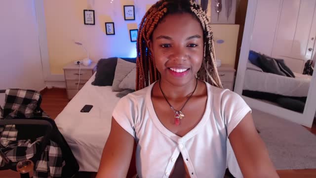 Big facial for pretty Chloe Bailey look-a-like